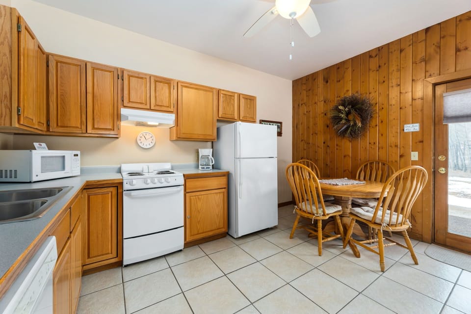 A2 Kitchen W/Dining Area View