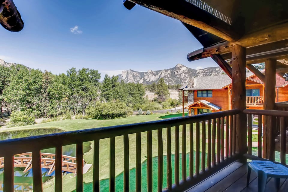 A3 Luxury Balcony W/Mountain View