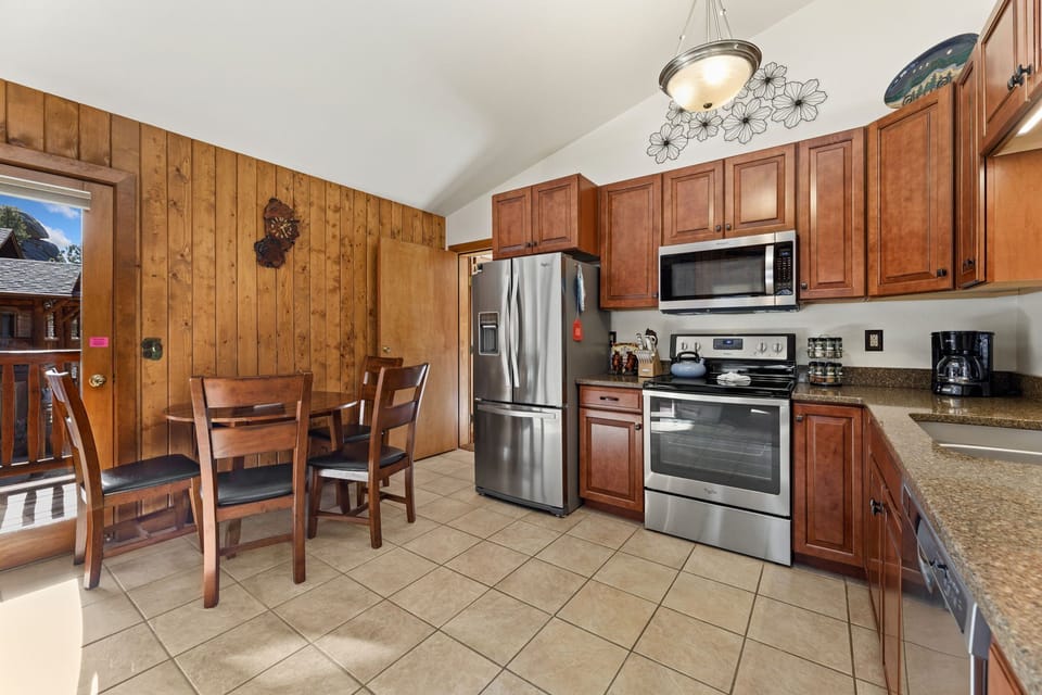 B3 Deluxe Kitchen W/Dining Area View