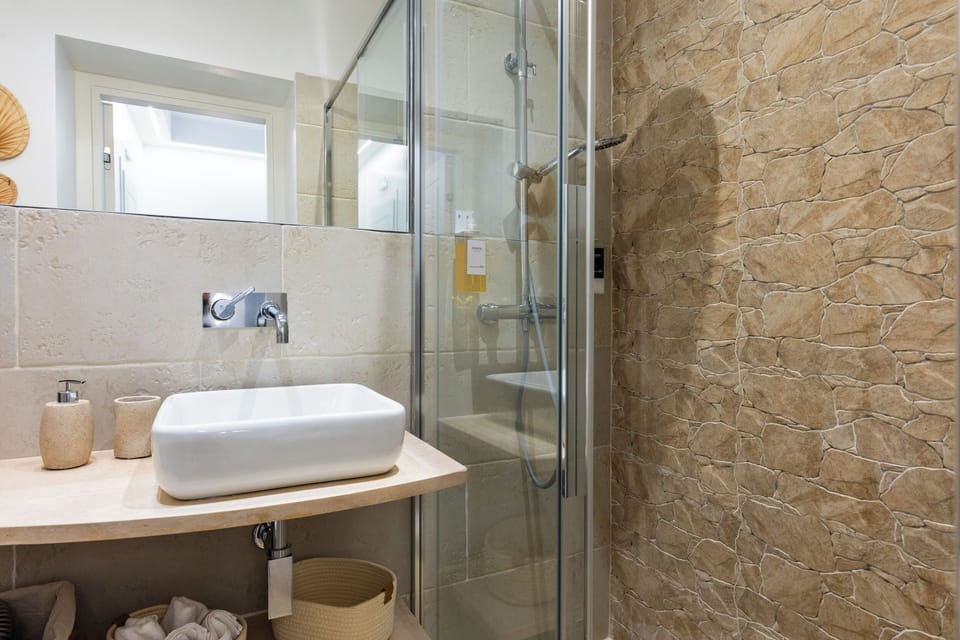 Harmonie | Bathroom | Hair dryer, towels, soap, shampoo