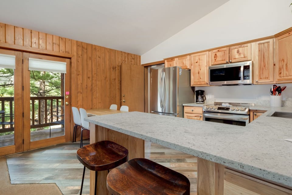 C3 Deluxe Kitchen W/Dining Area View