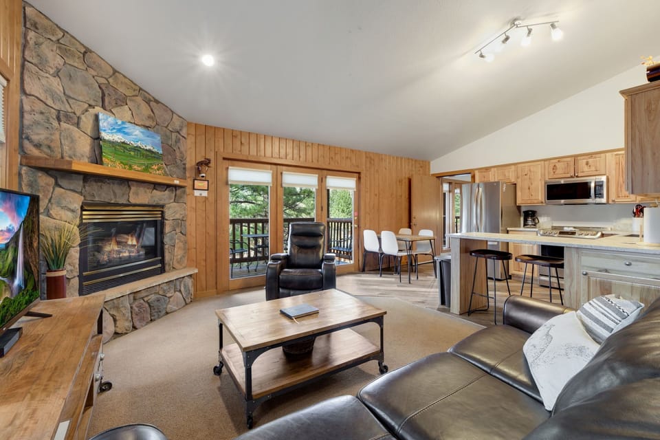 C3 Deluxe Living Room W/Dining Room & Kitchen View