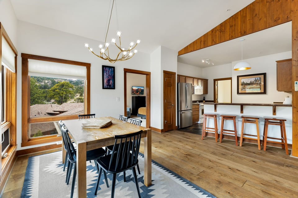 F10 Deluxe Dining Area W/Kitchen View