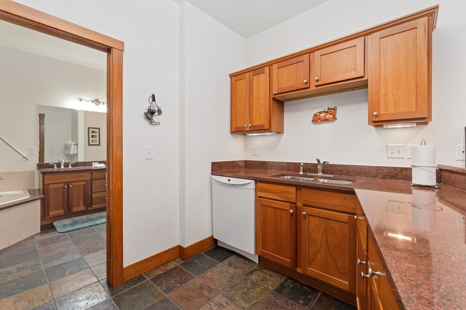 F5 Deluxe Kitchen