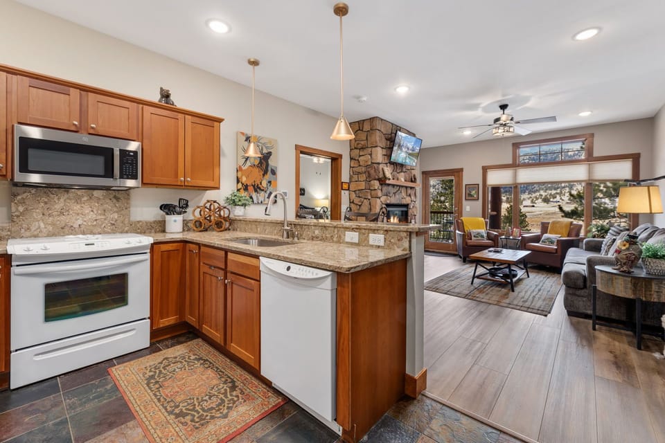 F7 Luxury Kitchen W/Living Room View