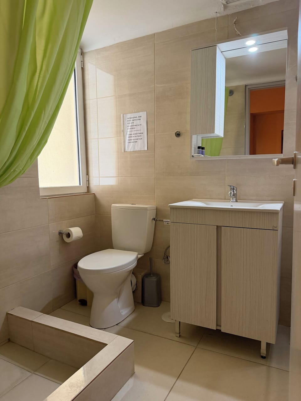 Economy Single Room | Bathroom | Deep soaking tub, free toiletries, hair dryer, towels
