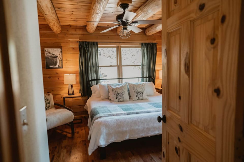 House | 3 bedrooms, desk