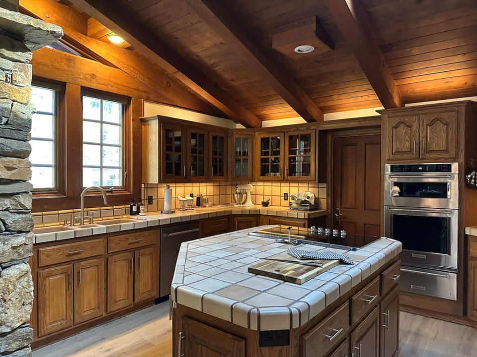House | 4 bedrooms, desk