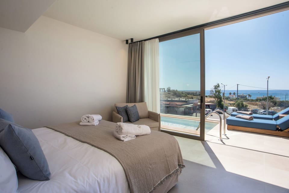 Junior Suite, Sea View | Minibar, in-room safe, blackout drapes, soundproofing