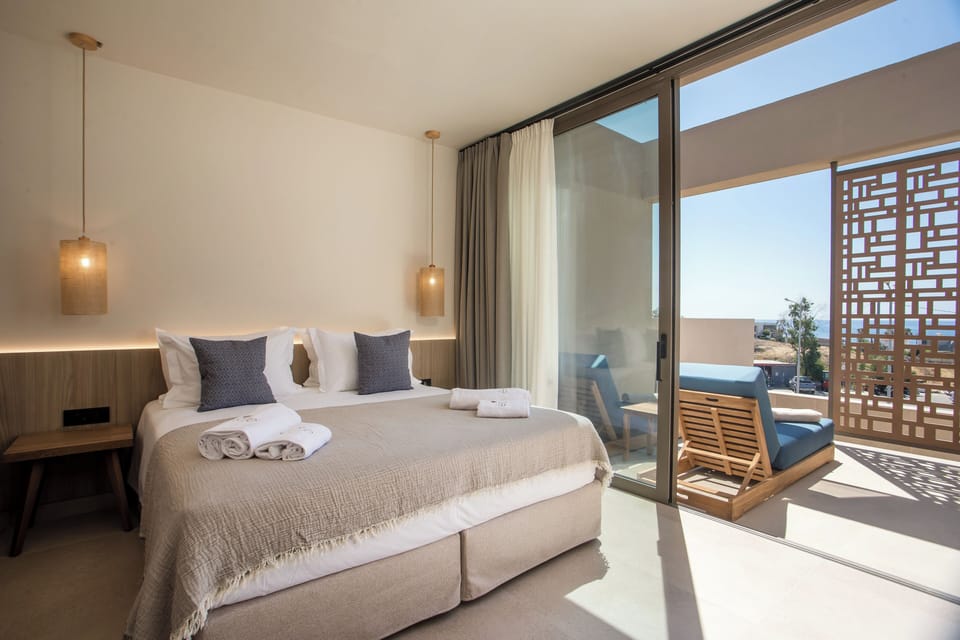 Deluxe Suite, Balcony, Sea View | Minibar, in-room safe, blackout drapes, soundproofing