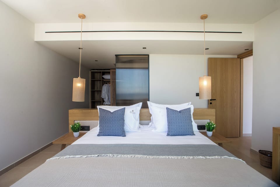 Executive Suite, Sea View | Minibar, in-room safe, blackout drapes, soundproofing