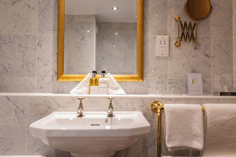 Superior Double Room | Bathroom | Combined shower/tub, free toiletries, hair dryer, towels