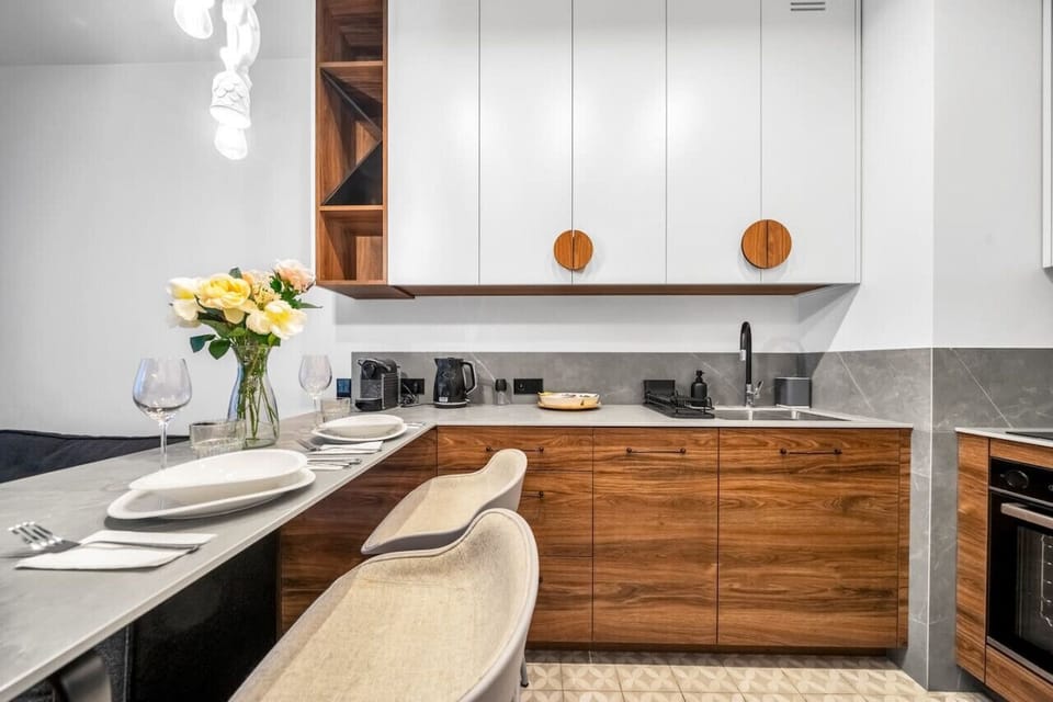Kitchen with Oven and Dining Area | Book Now with RENTUJEMY.COM