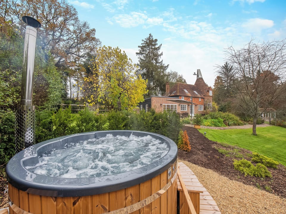 Wood-Fired Hot Tub | Mousehall Oast, Wadhurst