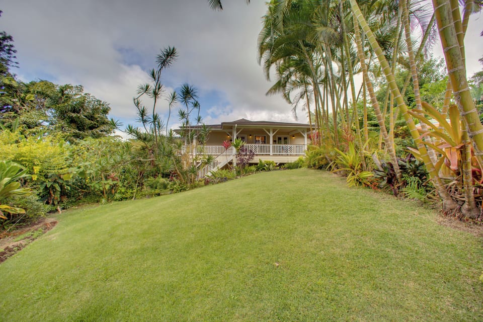Shared Yard | Fruit Picking On-Site | Self Check-In | 7 Mi to Kailua Pier