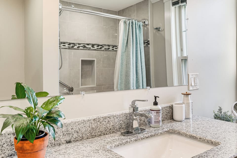 Full Bathroom | Complimentary Toiletries