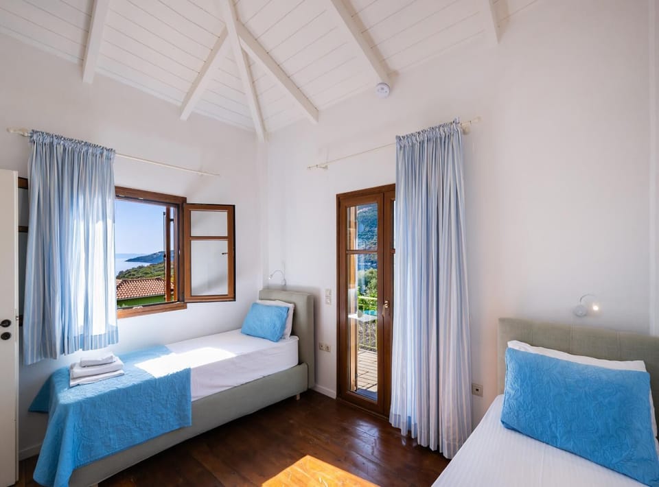 Twin bedroom with A/C