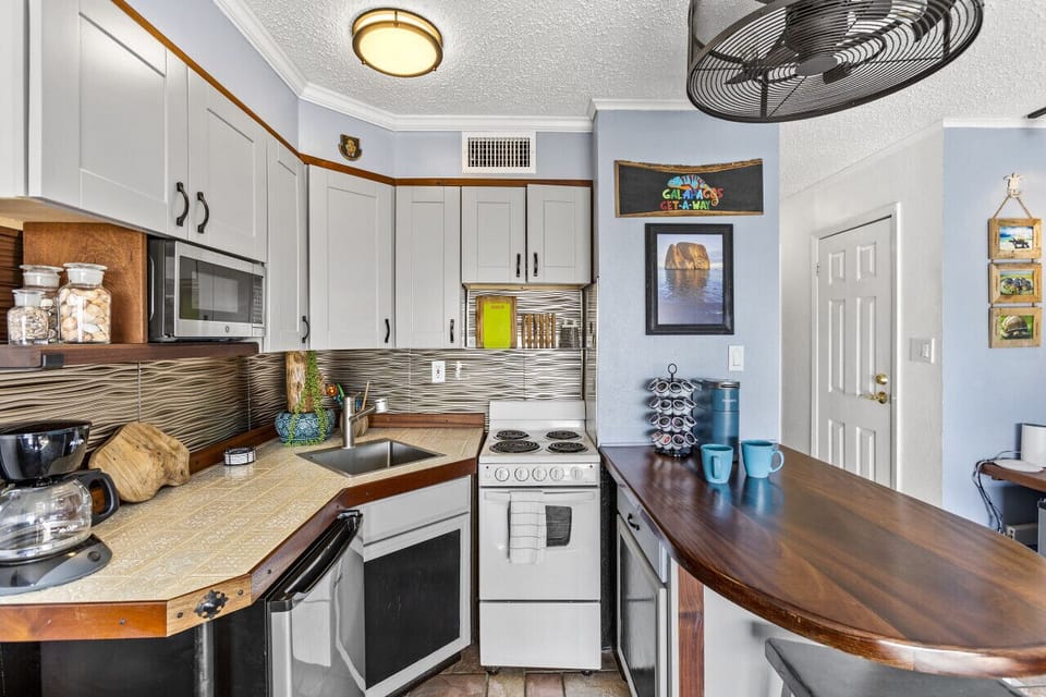 Fully stocked kitchen for your island-inspired meals.