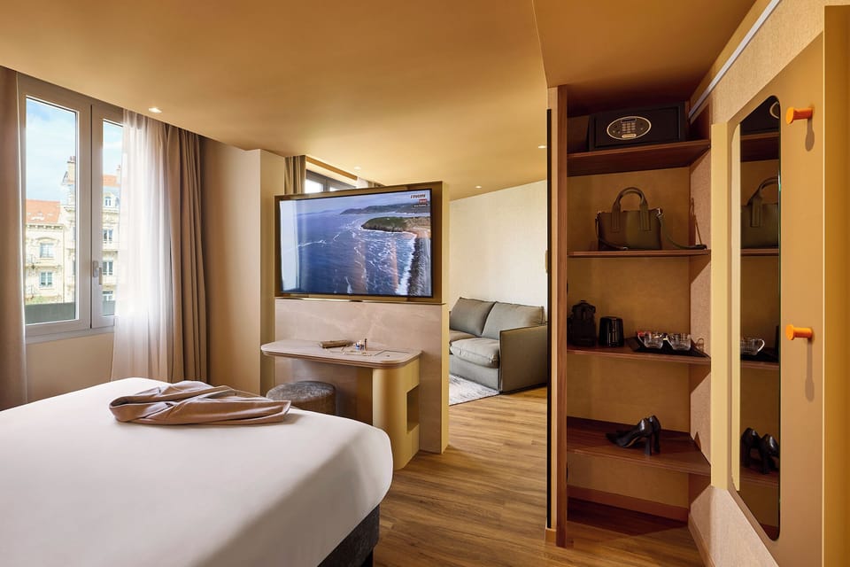 Junior Suite, 1 Double Bed with Sofa bed | Premium bedding, in-room safe, desk, soundproofing