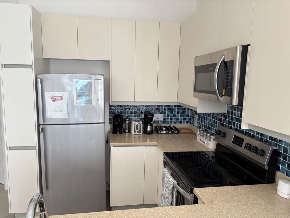 Full kitchen to prepare delicious island cuisine.
