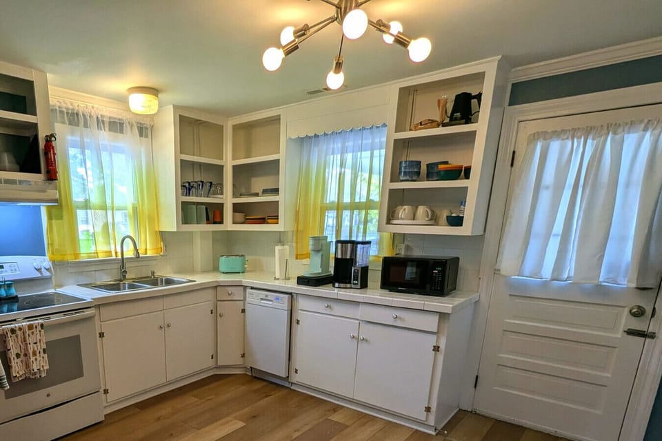 Fully Equipped Kitchen (Knives, Pots& Pans, Dishes & Small Appiances)
