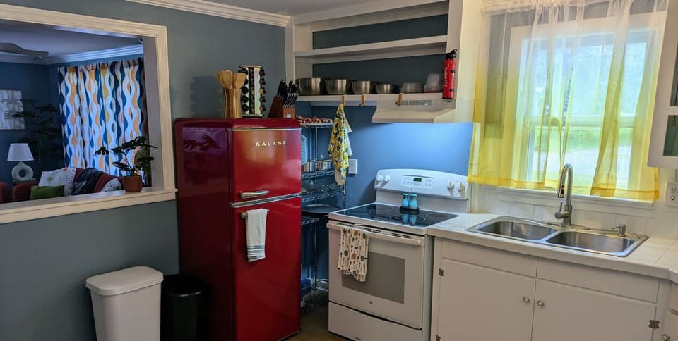 Fully Equipped Kitchen (Knives, Pots& Pans, Dishes & Small Appiances)