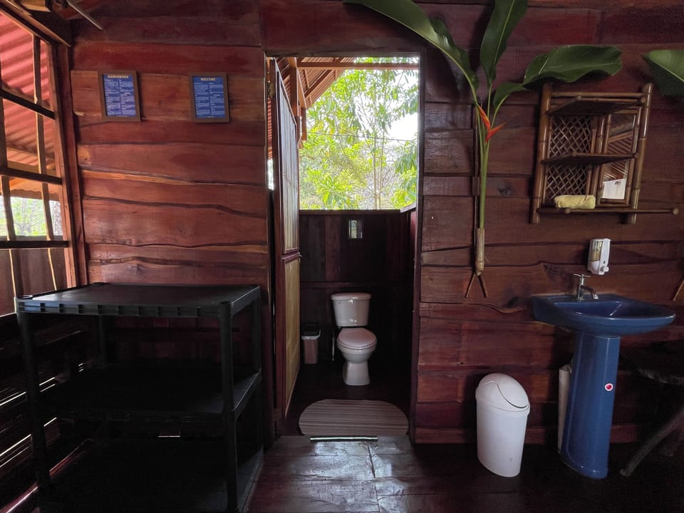 Comfort Cabin | Bathroom | Towels, toilet paper