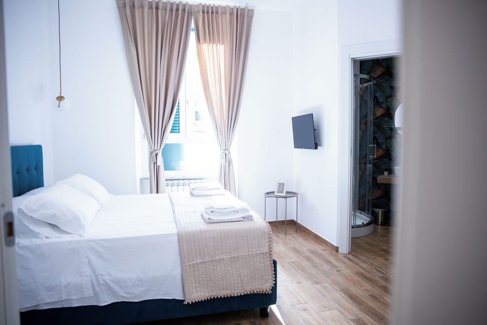 Deluxe Double Room, 1 King Bed, Private Bathroom | Desk, laptop workspace, blackout drapes, soundproofing