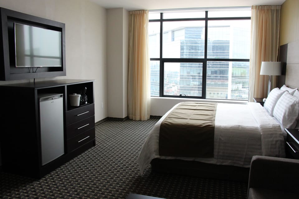 Premium Room, 1 King Bed | Premium bedding, in-room safe, desk, soundproofing