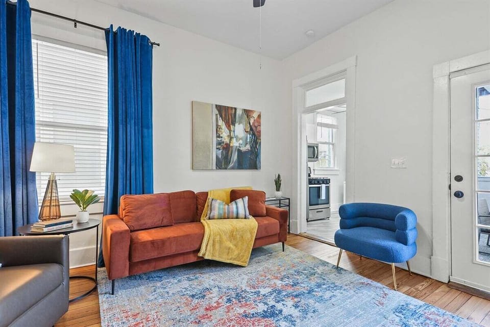 Bright, inviting, and perfect for relaxation!  The living room at The Victorian Manor offers comfortable seating for 5, seamless access to the kitchen and outdoor porch, and a smart Roku TV for cozy evenings in.