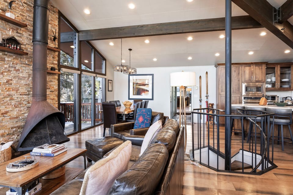 - Stylish open plan design with wood beams and mountain modern décor  
- Leather sofas and rustic fireplace create a warm cozy living space  
- Kitchen and dining areas flow seamlessly for gatherings and meals