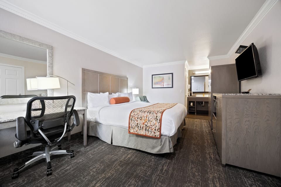 Desk, laptop workspace, iron/ironing board, free WiFi
