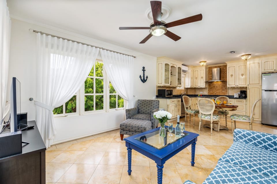 Cozy 1BR1BA w/ Balcony & Pool in Great Location! (24174)