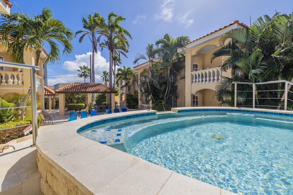 Cozy 1BR1BA w/ Balcony & Pool in Great Location! (24192)
