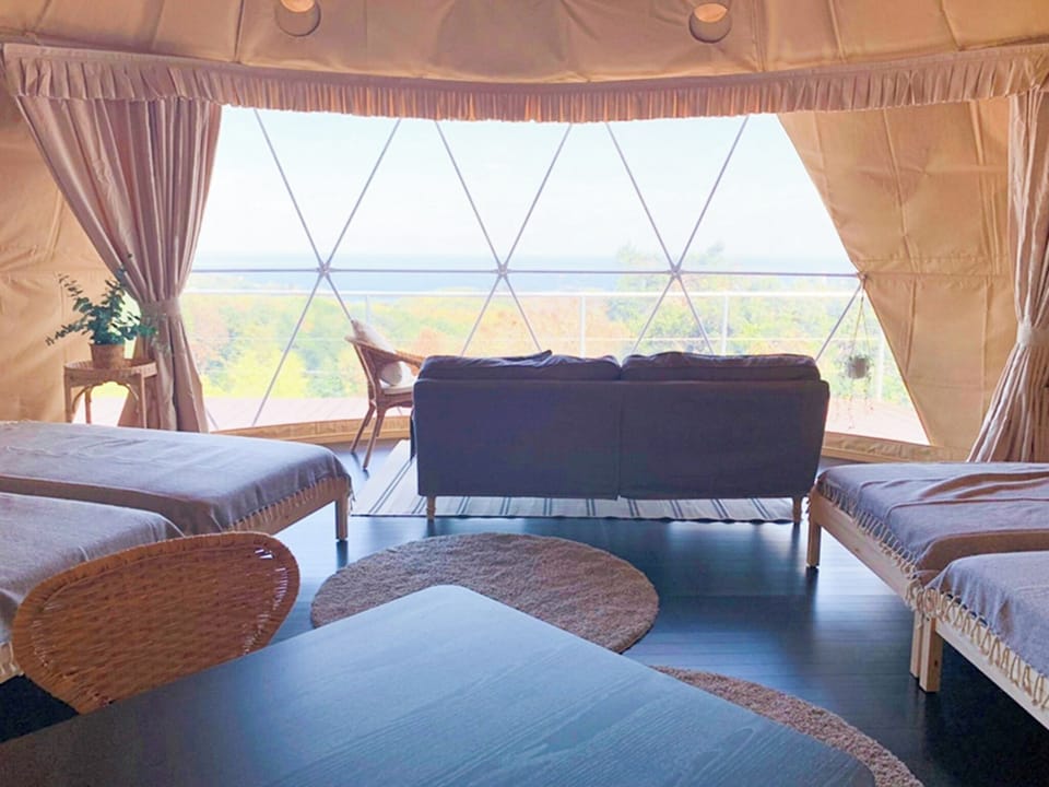 ・[Dome Tent C] You can enjoy a spectacular view from inside the tent. Enjoy a sense of unity with nature in a comfortable space.