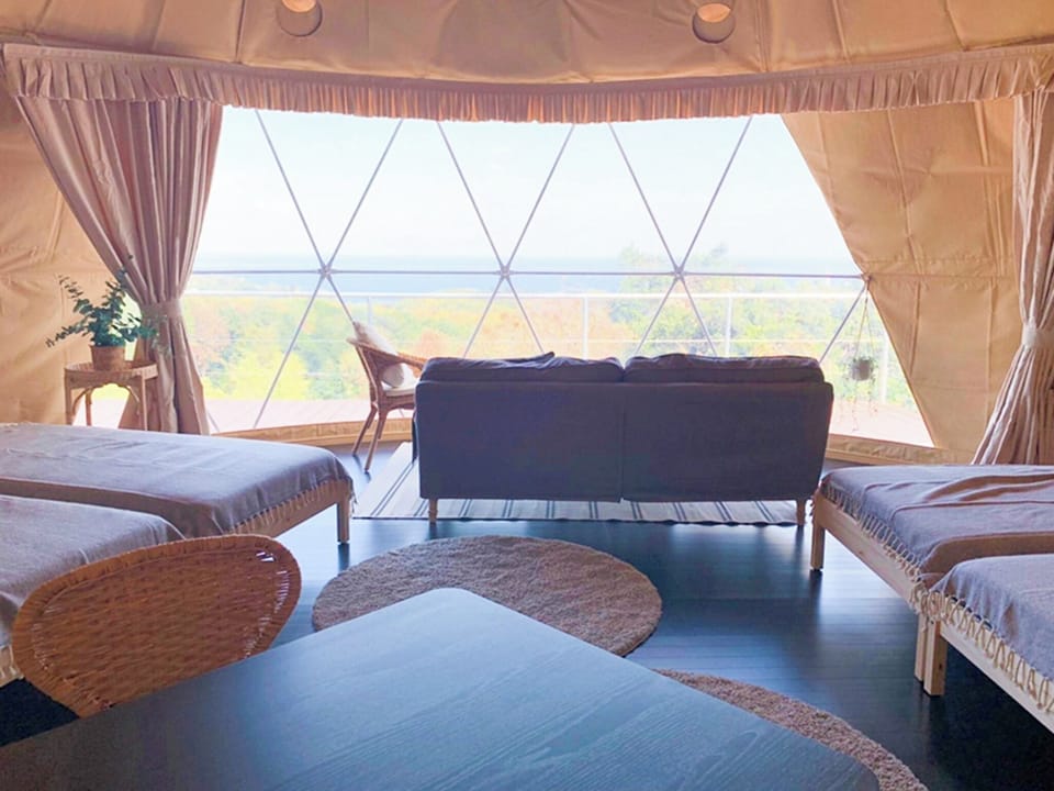 ・[Dome Tent C] You can enjoy a spectacular view from inside the tent. Enjoy a sense of unity with nature in a comfortable space.