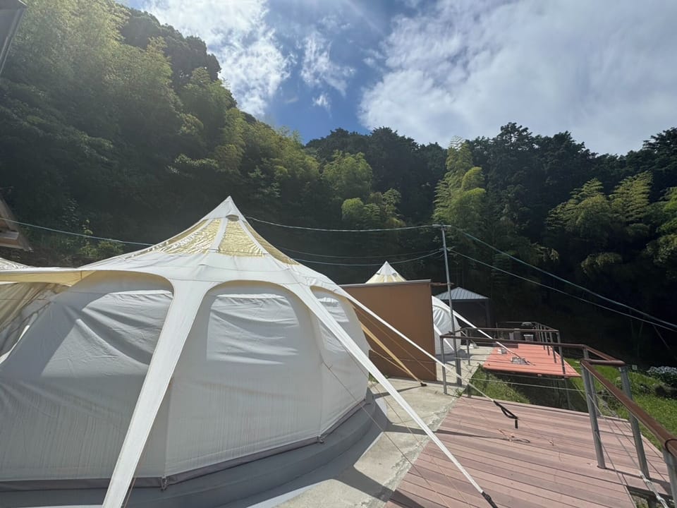 ・[Bell Tent B] A tent for two people with two single beds.