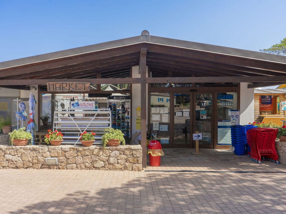 Water, Sky, Cloud, Azure, Building, Architecture, Swimming Pool, Urban Design, Leisure, Shade