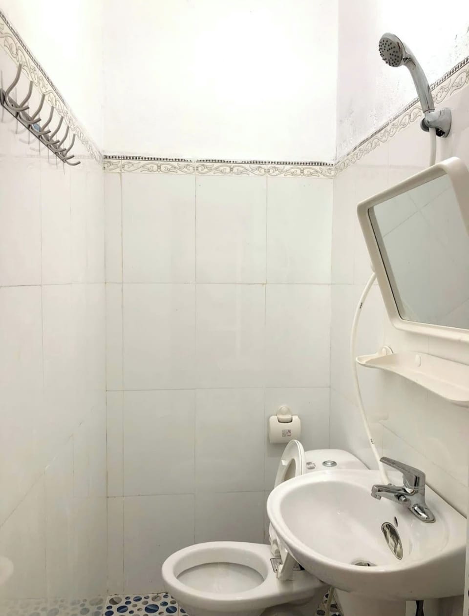 Basic Room | Bathroom | Shower, towels, soap, shampoo