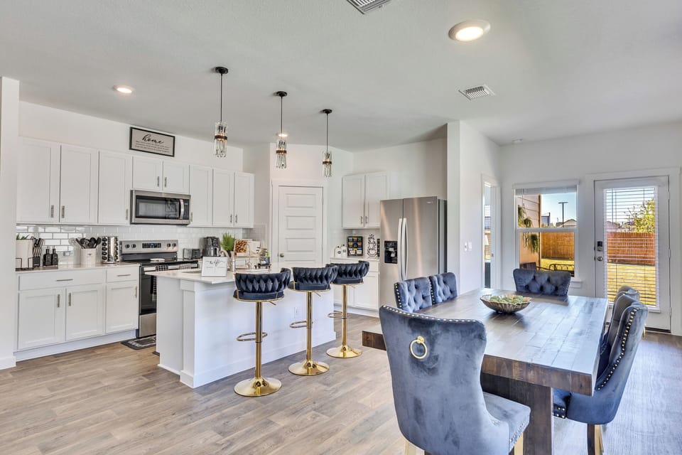 Dining/Kitchen Area