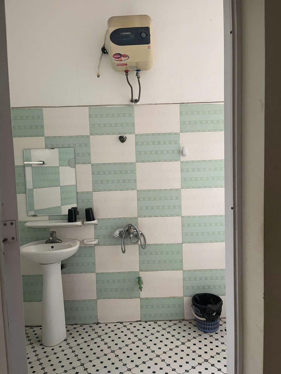 Basic Room | Bathroom | Shower