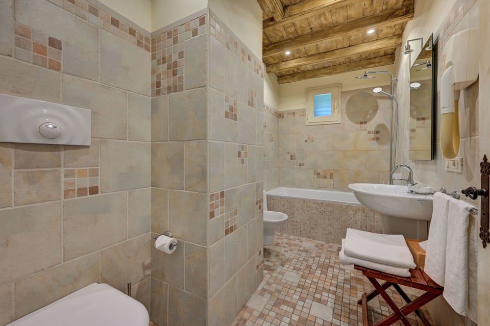 Cosy Double Balcon | Bathroom | Free toiletries, hair dryer, bidet, towels