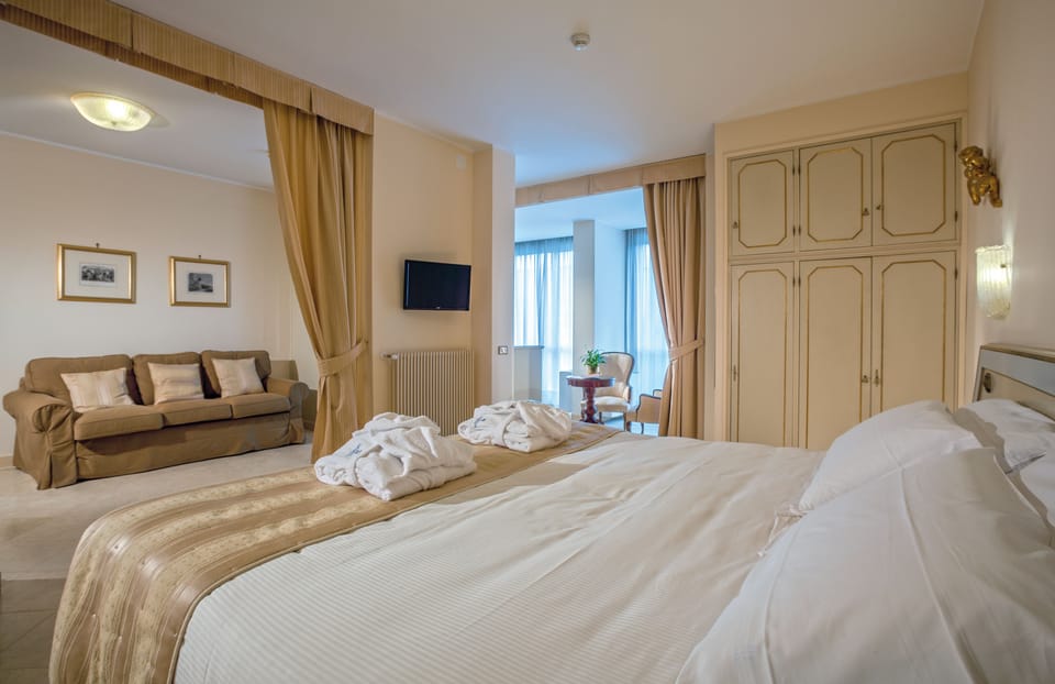 Deluxe Double or Twin Room | In-room safe, desk, WiFi (free), bed sheets