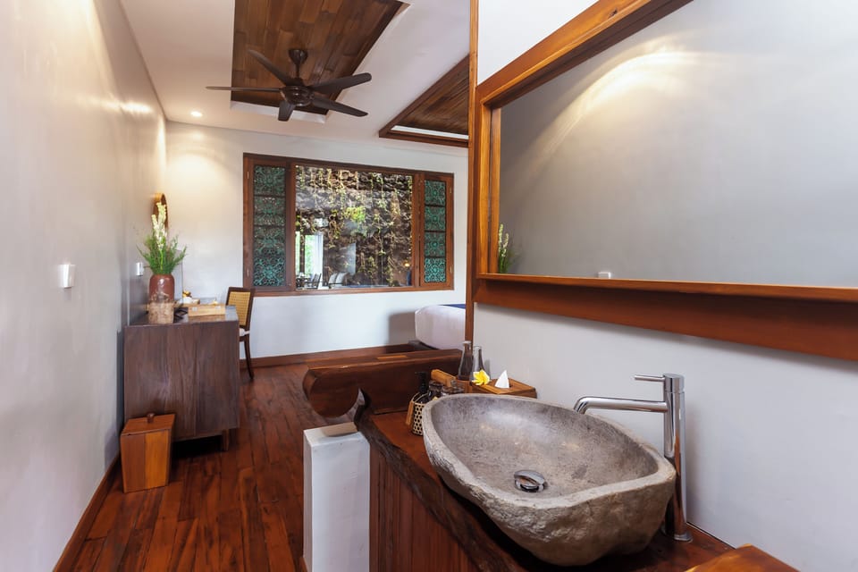 Honeymooner Rain Forest Deluxe Bathtub with Free Minibar | Minibar, in-room safe, laptop workspace, soundproofing