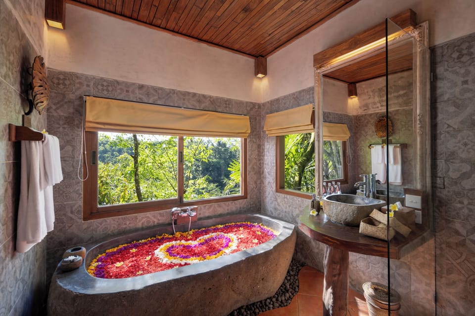 Honeymooner Rain Forest Jungle Suite with Free Minibar | Bathroom | Slippers