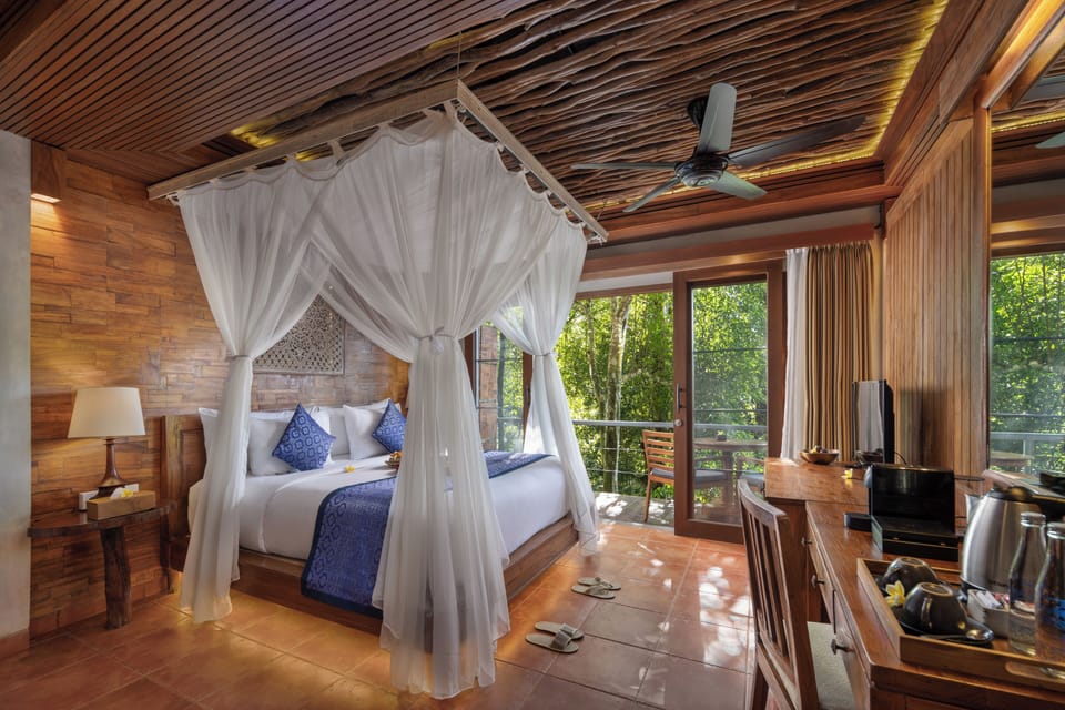 Honeymooner Rain Forest Jungle Suite with Free Minibar | Minibar, in-room safe, laptop workspace, soundproofing