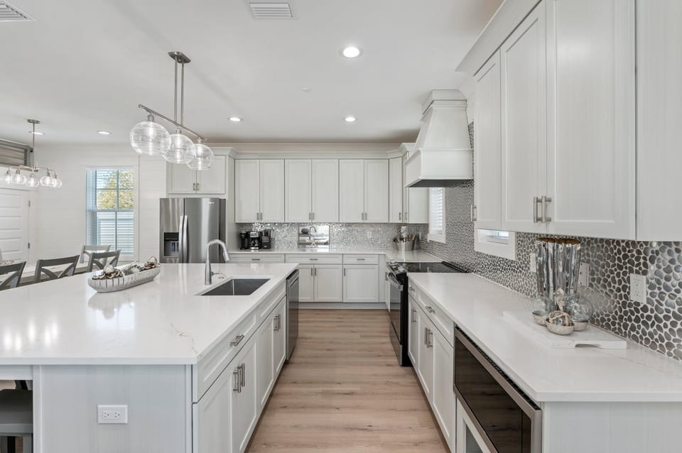 Glimmer's kitchen offers quartz counter tops and stainless steel appliances! 