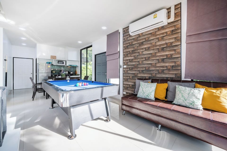 House, 3 Bedrooms, Private Pool, Park View | Living area
