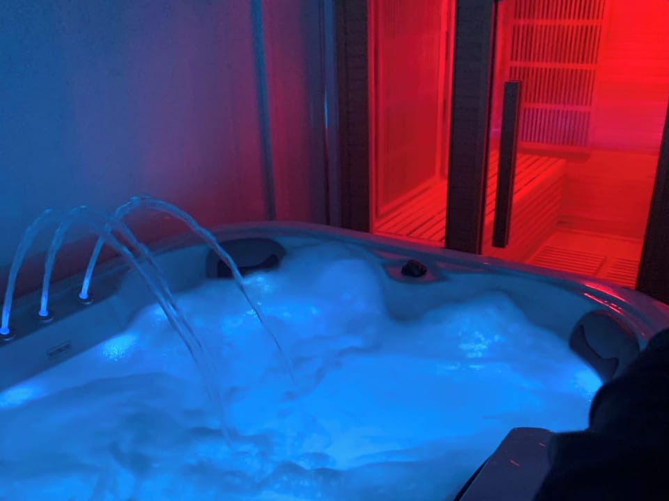 Relaxing Getaway With Hot Tub & Sauna Sleeps 6 House in Brighton