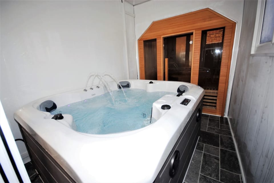 Cozy Hideaway With Hot Tub & Sauna Sleeps 7 House in Brighton